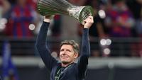 Manajer Crystal Palace Oliver Glasner mengangkat trofi Conference League 2025/2026. (Ronny HARTMANN / AFP)