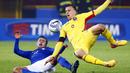 Pemain Italia Eder Citadin Martins (kiri) berebut bola dengan pemain Rumania Vlad Chiriches pada laga persahabatan melawan Rumania di Stadion Renato Dall'Ara, Bologna, Rabu (18/11/2015) dini hari WIB. (REUTERS/Stefano Rellandini)
