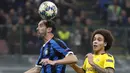 Bek Inter Milan, Diego Godin berebut bola udara dengan gelandang Borrusia Dortmund, Axel Witsel pada pertandingan lanjutan Grup F Liga Champions di stadion San Siro, Italia (23/10/2019). Inter Milan menang 2-0 atas Dortmund. (AP Photo/Antonio Calanni)