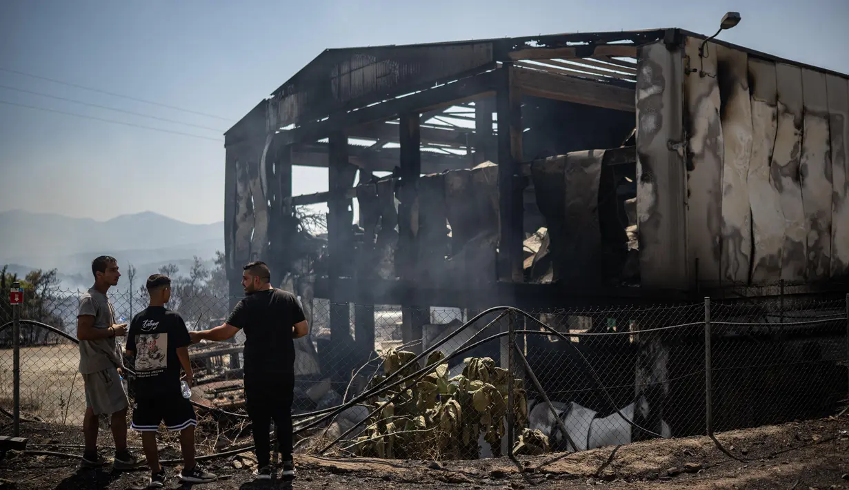 Sejumlah pakar mengingatkan bahwa meningkatnya frekuensi dan intensitas gelombang panas merupakan dampak dari perubahan iklim. (Angelos TZORTZINIS/AFP)