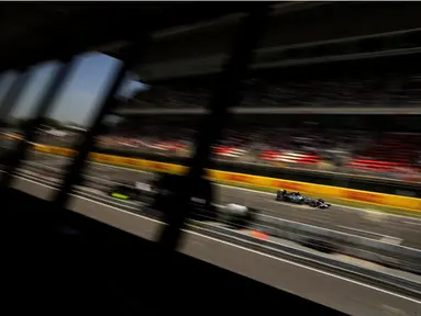 Nico Rosberg meraih kemenangan perdananya musim ini dengan finis pertama di GP Spanyol yang berlangsung di Sirkuit Catalunya, Barcelona, Spanyol. Minggu (10/5). . (AP/Emilio Morenatti)
