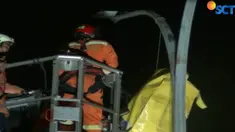 Setelah empat jam, petugas akhirnya berhasil menurunkan jasad pria yang nekat bunuh diri tersebut.
