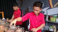 Karyawan Rumah Surabi sedang membuat surabi pesanan pengunjung (Liputan6.com/Komarudin)