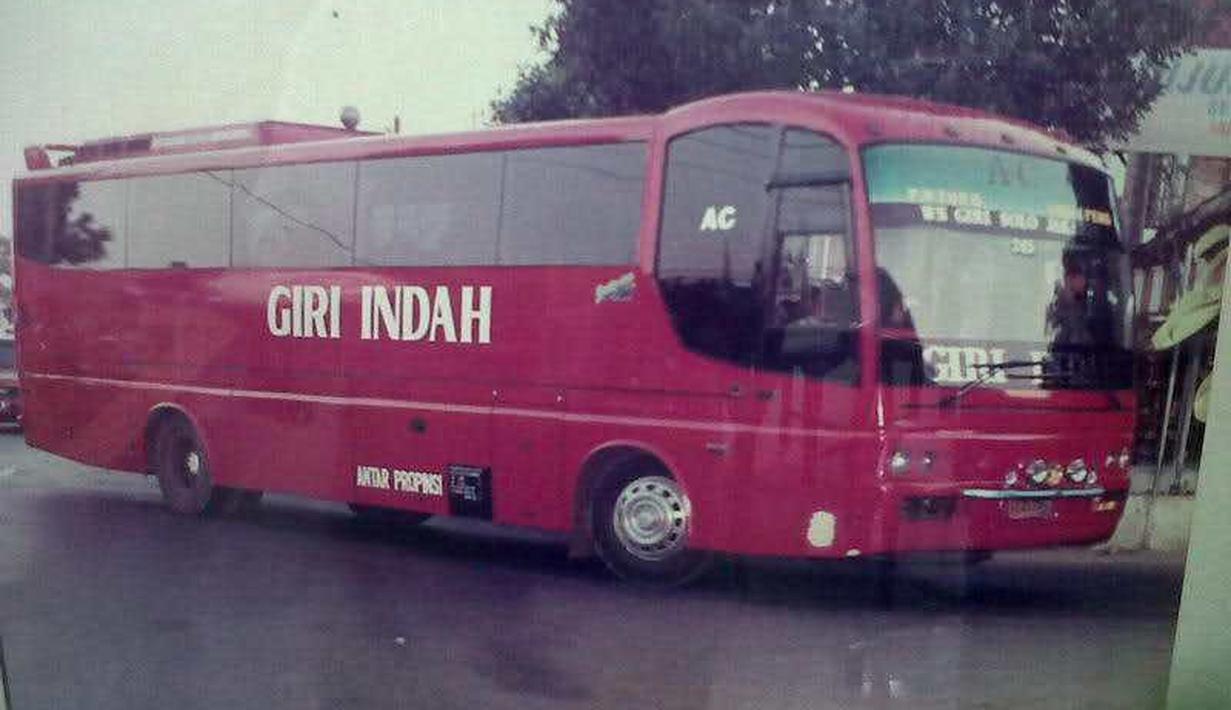 Restu Ibu Aeroclass HD milik PO Giri Indah ini kerap dijuluki ikan Louhan berkat atap bagian depan menonjol. (Source: awansan.com)