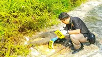 Petugas melakukan olah tempat kejadian perkara di lokasi penemuan mayat di belakang kompleks perkantoran Wali Kota Pekanbaru. (Liputan6.com/M Syukur)