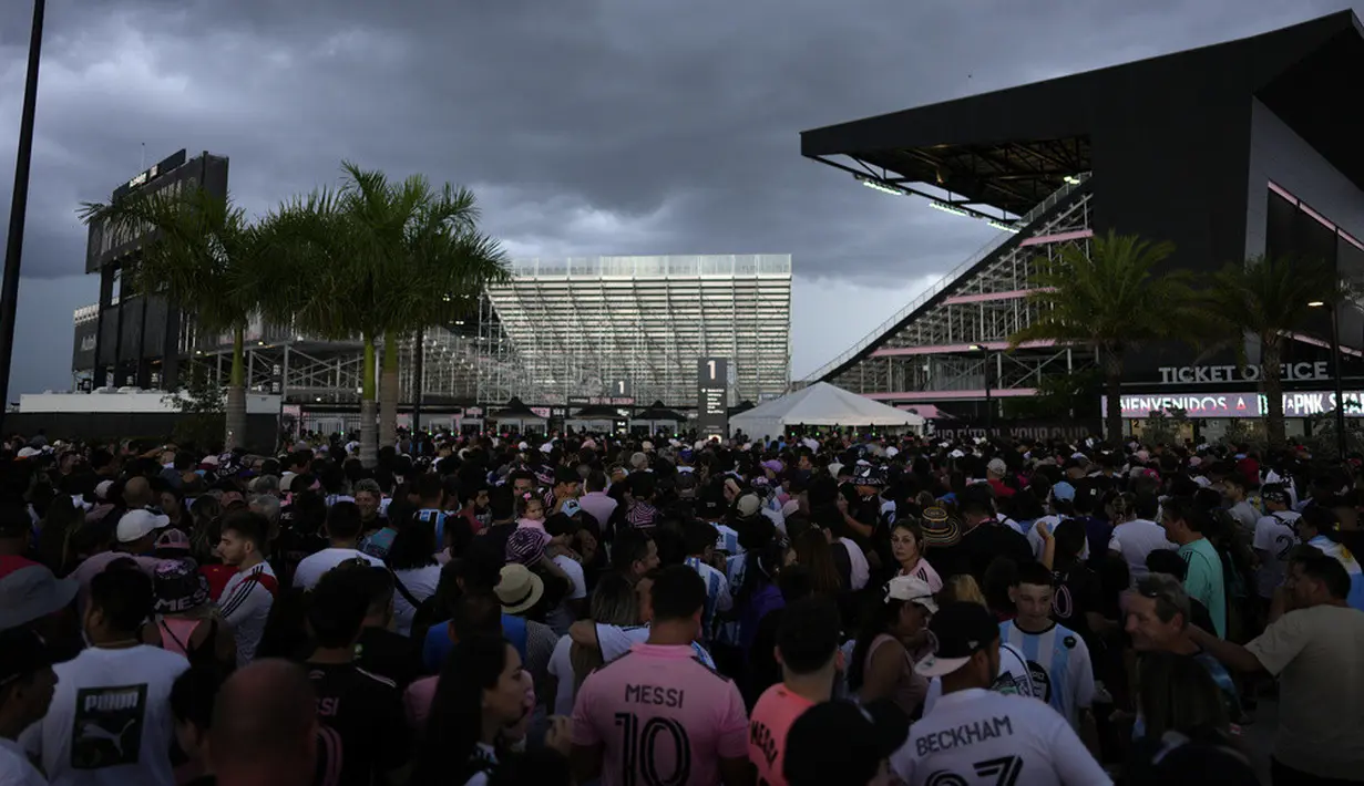 <p>Pemain asal Argentina itu langsung disambut meriah oleh lebih dari 20 ribu penggemar saat memasuki stadion dan disebut sebagai 'pemain nomor 10 terbaik di dunia'. (AP Photo/Rebecca Blackwell)</p>