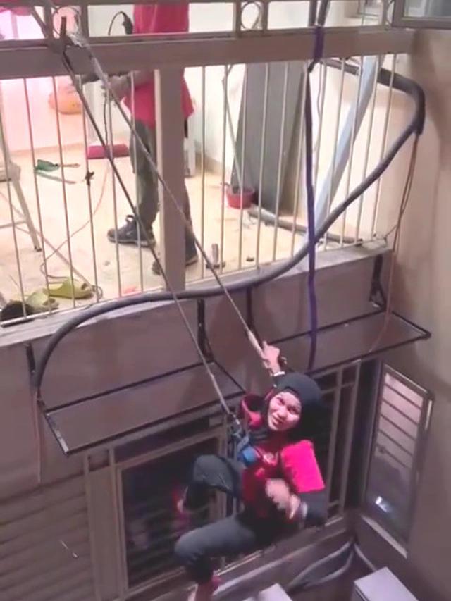 Ibu 4 Anak Pasang AC di Gedung