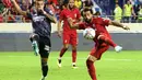 Bek Lyon, Malo Gusto (kiri) mencoba menghalau tendangan penyerang Liverpool, Mohamed Salah pada pertandingan Dubai Super Cup 2022 di Al Maktoum Stadium, Uni Emirat Arab, Minggu (11/12/2022). Lyon menang atas Liverpool 3-1. (AFP/Karim Sahib)