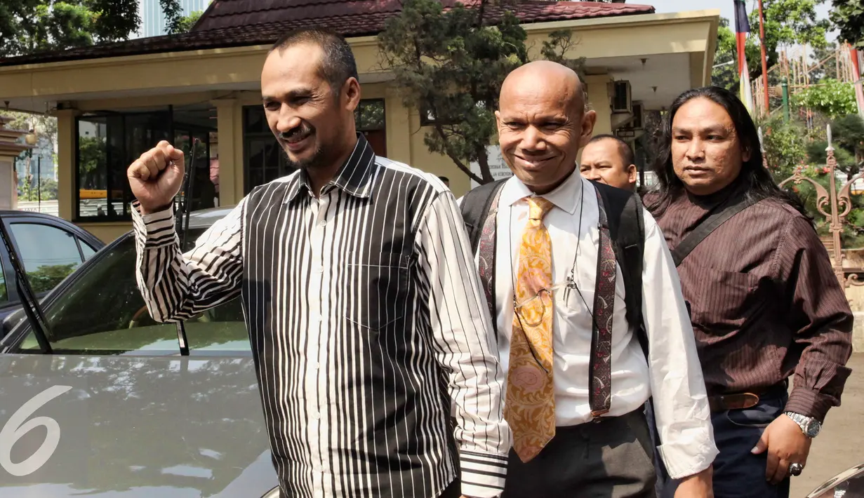 Ketua KPK nonaktif =, Abraham Samad tersenyum menyapa awak media saat tiba di Gedung Bareskrim Mabes Polri, Jakarta, Rabu (24/6/2015). Samad diperiksa penyidik bareskrim Polri sebagai tersangka dalam kasus Rumah Kaca. (Liputan6.com/Yoppy Renato)