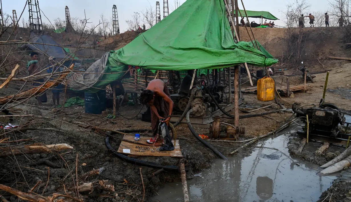 Pekerja mencuci pakaian di lokasi pengeboran sumur minyak ilegal di Minhla, Myanmar, 10 Maret 2019. Pengebor ilegal di Myanmar berpindah dari satu sumur ke sumur lainnya. (Ye Aung THU/AFP)