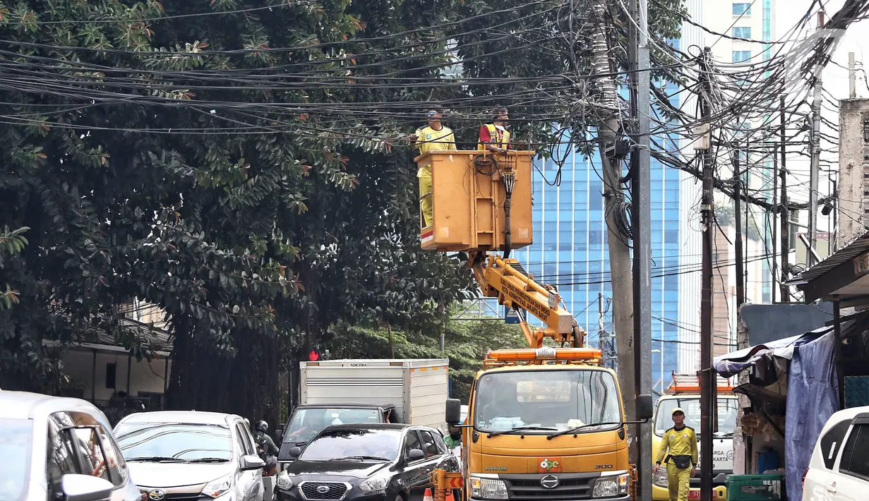Penertiban kabel semrawut tersebut dilakukan agar tidak membahayakan warga sekitar yang sedang beraktivitas. (Liputan6.com/Angga Yuniar)