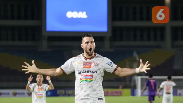 Pemain Persija Jakarta, Marko Simic melakukan selebrasi usai mencetak gol penyeimbang 2-2 ke gawang Persik Kediri dalam laga pekan ke-10 BRI Liga 1 2021/2022 di Stadion Manahan, Solo, Sabtu (30/10/2021). (Bola.com/Bagaskara Lazuardi)