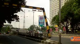 Citizen6, Jakarta: Sebuah portal yang terletak di Flyover Kalibata sudah memerlukan perbaikan karena pondasi dasar hancur dan membuat portal miring. Apabila hanya diikat ke tiang yang lain, takutnya mencederai pengendara yang lewat. (Pengirim: noname)