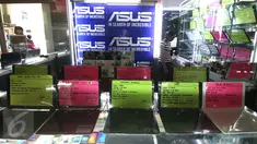 Pedagang tengah menata barang elektronik di Mangga Dua, Jakarta, Minggu (12/6). Badan Pusat Statistik adanya peningkatan pembelian barang tahan lama seperti elektronik. (Liputan6.com/Angga Yuniar)