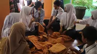 Suasana pembelajaran diferensiasi dengan mengajarkan siswa berkebutuhan khusus memasang kancing baju di SMP Negeri 2 Kota Malang pada Senin, 29 Juli 2024 (Istimewa)