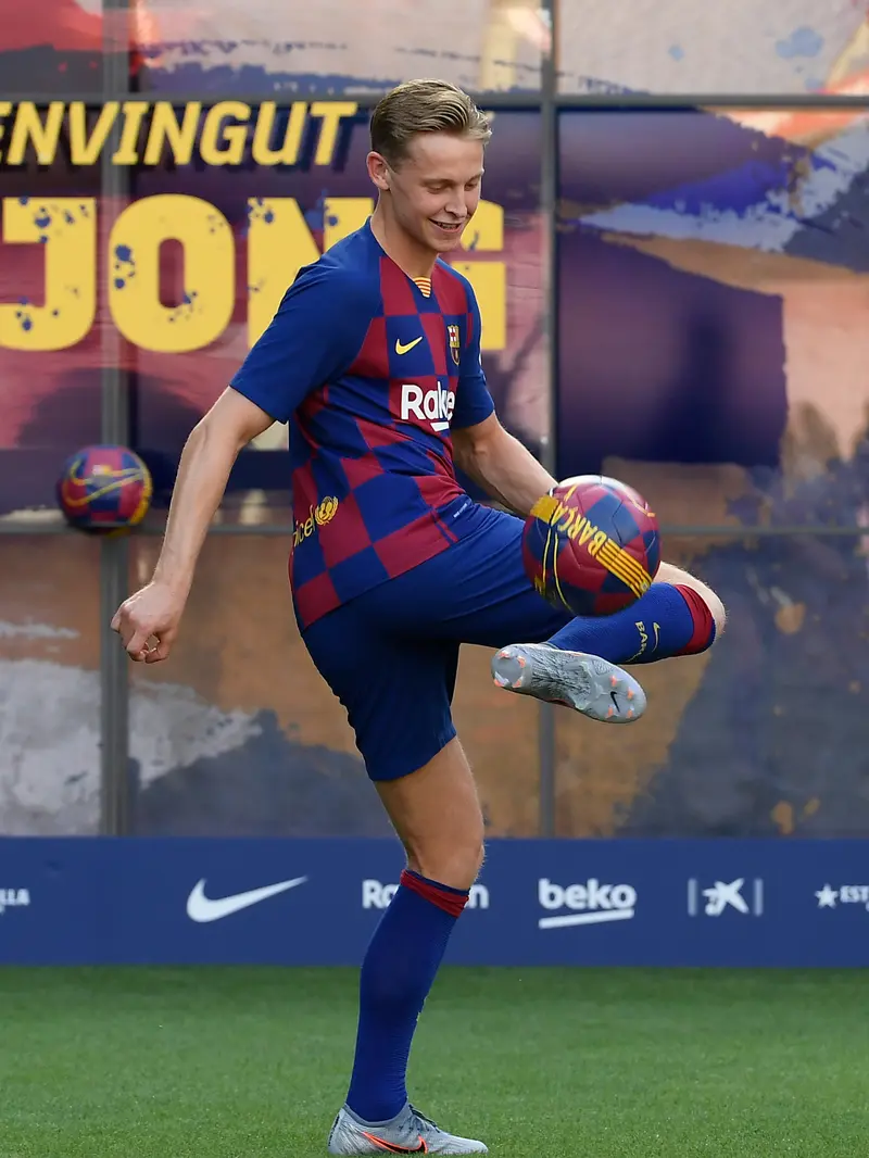 Senyum Semringah Frenkie de Jong Jadi Pemain Baru Barcelona