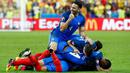 Pemain Prancis merayakan gol Dimitri Payet saat melawan Rumania di Euro 2016, Stade de France, Prancis (11/6). Prancis menang dramatis di menit-menit akhir dengan skor 2-1. (Reuters/ Christian Hartmann)
