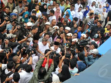 Hatta Rajasa Dikerumuni Pengunjung Pasar 