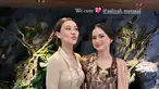 Aaliyah Massaid dan Sarah Menzel anggun berkebaya. Meski sama-sama pakai kebaya kutubaru, namun motif kebaya keduanya berbeda. Busana Aaliyah dirancang oleh desainer Anjiasmara, sementara Sarah Menzel dirancang oleh Dea Febrinda yang serasi dengan keluarga Azriel. Selendang di bahu sebelah kiri mendukung penampilan Aaliyah dan Sarah makin anggun. (Liputan6.com/IG/@ssarah_menzel)