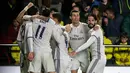 Para pemain Real Madrid merayakan gol yang dicetak Alvaro Morata ke gawang Villarreal pada laga Liga Spanyol di Stadion El Madrigal, Spanyol, Minggu (26/2/2017). Real Madrid menang 3-2 atas Villarreal. (AFP/Biel Alino)