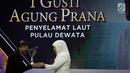 Menteri Sosial RI, Khofifah Indar Parawansa memberikan penghargaan kepada I Gusti Agung Pranan dalam Liputan 6 Award 2017 di Studio SCTV Tower, Jakarta, Sabtu (20/5). Sebanyak enam orang terpilih meraih Liputan 6 Awards 2017. (Liputan6.com/Faizal Fanani)