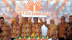 Ketua Bawaslu, Abhan (tengah) bersama para komisioner saat perayaan HUT 1 Dasawarsa Bawaslu di Jakarta, Senin (9/4). HUT 1 Dasawarsa Bawaslu menggunakan tagar #1Dasawarsa dengan tema 'Bersama Rakyat, Bawaslu Mengawasi'. (Liputan6.com/Helmi Fithriansyah)