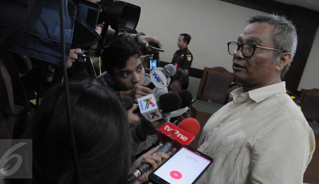 Terdakwa kasus dugaan korupsi pengadaan UPS, Alex Usman memberikan keterangan pers di Pengadilan Tipikor, Jakarta, Kamis (3/3/2016). JPU menuntut hukuman 7 tahun dengan denda Rp 500 juta subsider 6 bulan kurungan. (Liputan6.com/Helmi Afandi)