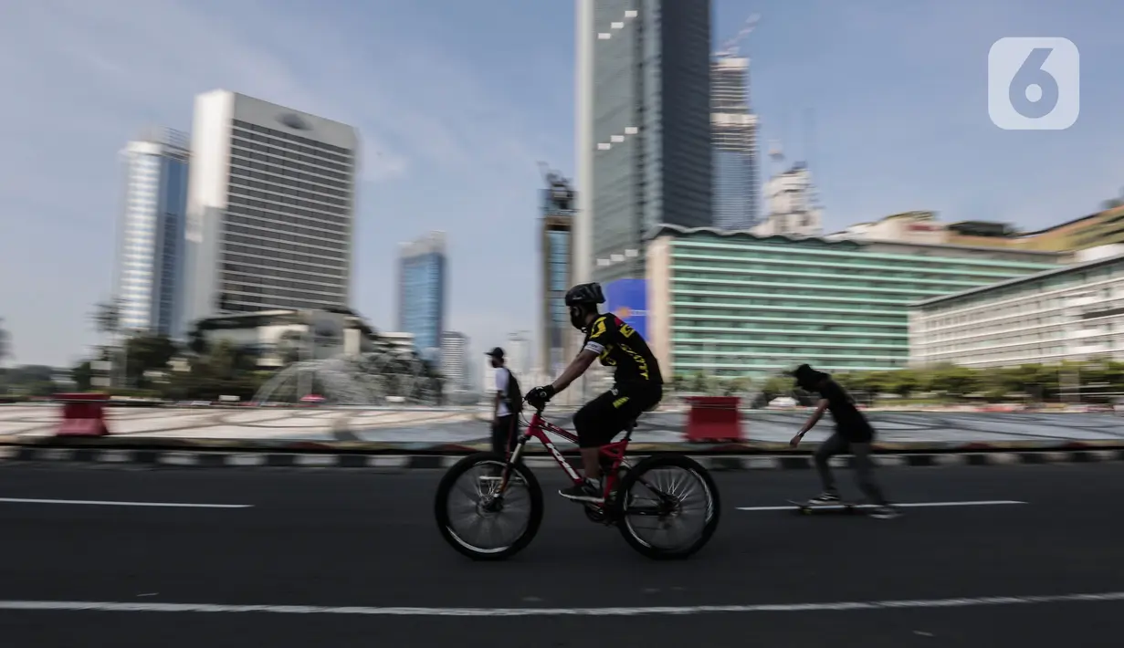 Suasana aktivitas warga di area Car Free Day (CFD) kawasan MH Thamrin, Jakarta, Minggu (21/6/2020). Kegiatan hari bebas kendaraan bermotor atau CFD Jakarta kembali dibuka pada Minggu (21/6) ini diiringi dengan sejumlah protokol kesehatan. (Liputan6.com/Johan Tallo)