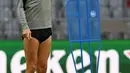 Bek Barcelona, Gerard Pigue melakukan pemanasan saat mengikuti sesi latihan tim di Munich, Jerman selatan (12/9/2022). Barcelona akan bertanding melawan Bayern Munchen pada Grup C Liga Champions di Stadion Allianz Arena, pada Rabu (14/9/2022) dini hari WIB. (AFP/Christof Stache)