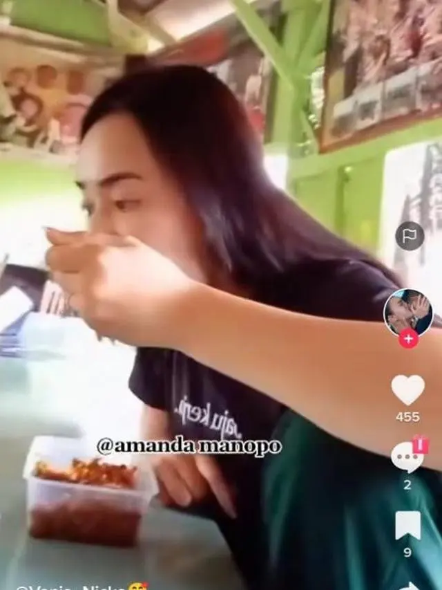 6 Momen Artis Difoto Diam-Diam Saat Makan di Warteg, Penampilannya Jadi Sorotan