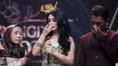 Lamaran Zaskia Gotik dengan sang kekasih tentu disaksikan sejuta mata di studio tersebut. Para penonton Panggung Konser Lebaran Bidadari Dangdut menjadi saksi mata Zaskia menerima lamaran tersebut. (Deki Prayoga/Bintang.com)