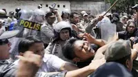 Warga terlibat bentrokan dengan petugas keamanan saat berusaha mempertahankan kampung mereka yang akan digusur, di kawasan Mekarsari, Neglasari, Tangerang, Banten, Selasa (13/4). (Antara)