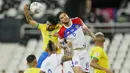 Unggul jumlah pemain, Chile menggempur pertahanan Brasil. Namun hingga wasit meniup pluit akhir pertandingan, Chile tetap gagal mencetak gol. (AP/Bruna Prado)