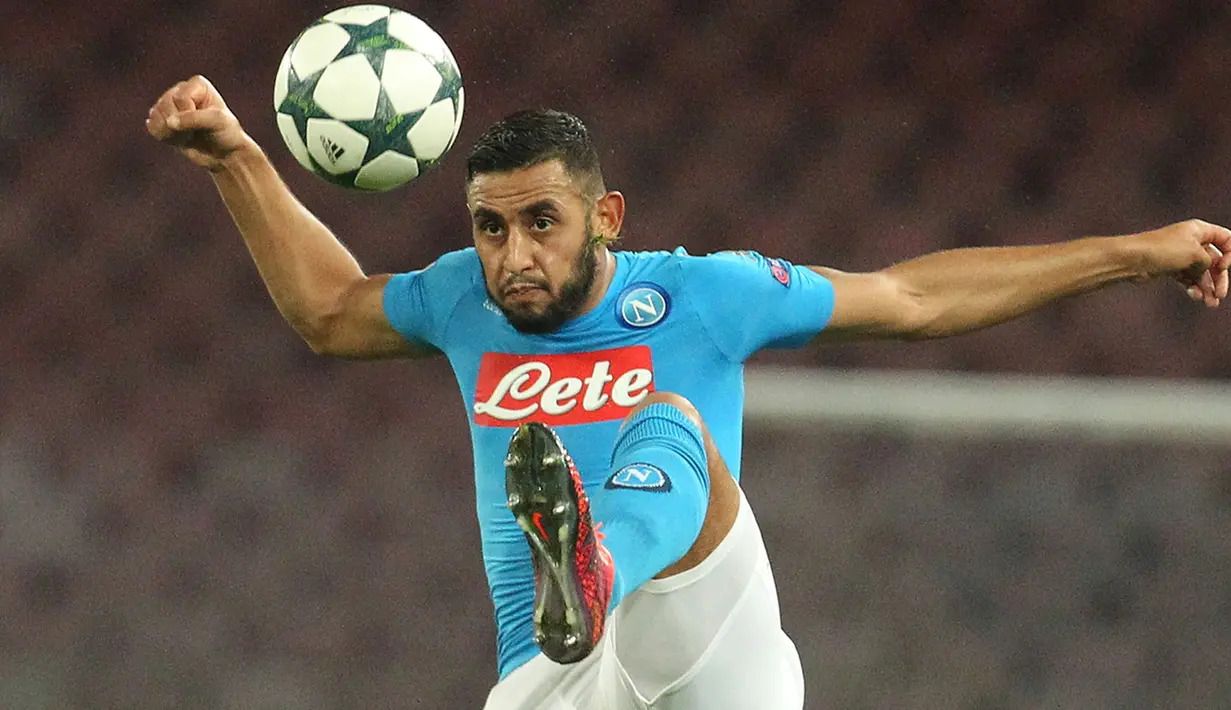 Faouzi Ghoulam merupakan pemain senior di klub Serie A, Napoli. Pemain yang bergabung pada 2014 tersebut musim ini banyak dicadangkan dan baru mencatatkan 11 penampilan untuk I Partenopei. (AFP/Carlo Hermann)