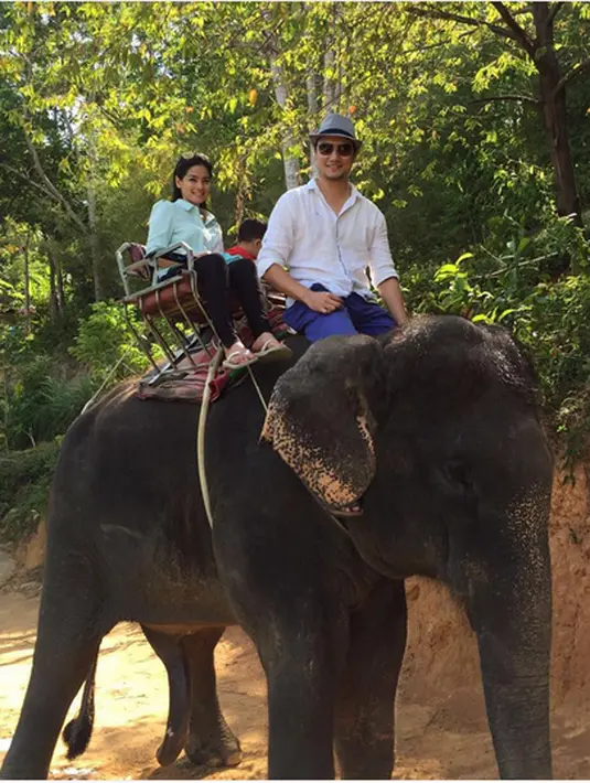 Titi Kamal mengaku deg-degan saat naik gajah. Sedangkan Juna terlihat senang. Inti keterangan fotonya. (Foto: Instagram/@titi_kamall)