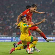 Persija langsung menekan sejak menit awal pertandingan. Tapi pertahanan Persebaya cukup solid sehingga belum ada gol dalam sepuluh menit pertama. Tampak dalam foto, pemain Persija berusaha melewati adangan pemain Persebaya pada pertandingan pekan ke-27 BRI Super League 2025/2026 di Stadion Utama Gelora Bung Karno (SUGBK), Jakarta, Sabtu (11/4/2026). (Bola.com/Bagaskara Lazuardi)