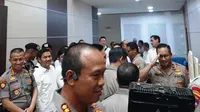 Suasana calon Kapolri Komjen Idham Azis tiba di Komplek DPR RI. (Liputan6.com/Yopi Makdori)