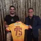 Tijani Belaid (kiri) bersama Presiden Sriwijaya FC, Dodi Alex Nurdin (Liputan6.com/Indra Pratesta)