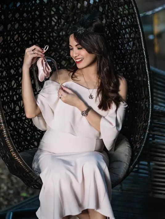 Rabu, 20 September 2017, di Rumah Sakit Royal Hospital for Woman, Sydney, Australia, pukul 12.14 siang waktu setempat, Acha melahirkan anak perempuannya dengan cara normal dan melalui fase selama 28 jam. (Instagram/septriasaacha)