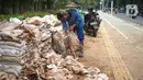 Petugas menyelesaikan pembuatan sumur resapan di kawasan Cempaka Putih, Jakarta, Rabu (25/11/2020). Sebanyak 14 lubang sumur resapan yang dibangun di ruas Jalan Jenderal Ahmad Yani dan Cempaka Putih Barat 21 ditargetkan dapat selesai akhir Desember nanti. (Liputan6.com/Immanuel Antonius)