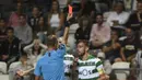 Tidak hanya di MU, Bruno Fernandes rupanya juga pernah melampiaskan amarahnya saat masih berseragam Sporting CP. Akibat ulah tempramentalnya ia dihadiahi kartu merah oleh wasit. (Foto: AFP/Miguel Riopa)