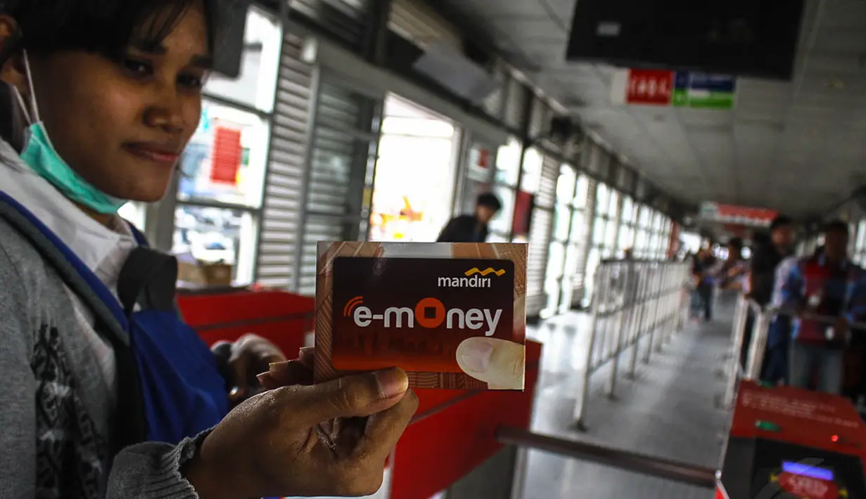 Dengan pemberlakuan e-ticketing, diharapkan bisa mengurangi antrean di loket halte Transjakarta, (23/10/14). (Liputan6.com/Faizal Fanani)