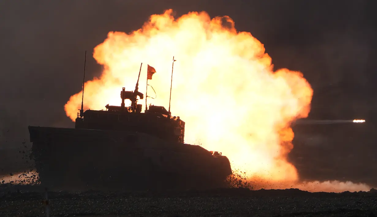 Tank Angkatan Darat Bela Diri Jepang Type 90 menembakkan senjatanya ke sasaran saat latihan tahunan di Minami Eniwa Camp, Eniwa, Pulau Hokkaido, Jepang, 6 Desember 2021. Negara dengan kekuatan militer tidak terlalu disorot dunia ini justru terus membangun kekuatan militer. (AP Photo/Eugene Hoshiko)