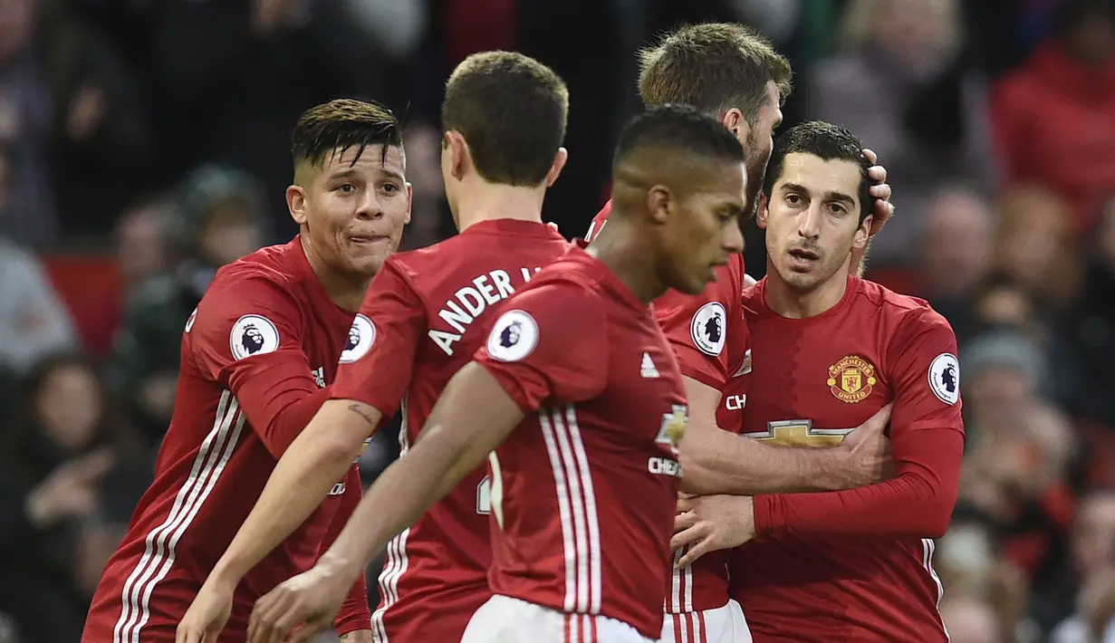 Para pemain Manchester United merayakan gol Henrikh Mkhitaryan (kanan) saat melawan Tottenham Hotspur pada lanjutan Premier League di Old Trafford, Manchester, (11/12/2016). (AFP/Oli Scarff)