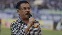 Manajer Persib Bandung, Umuh Muchtar begitu ekspresif saat Maung Bandung meladeni Mitra Kukar, Sabtu (10/10/2015). 