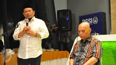 Ketua Umum PSSI La Nyalla Mahmud Matalitti (kiri) memberikan sambutan dalam acara buka puasa bersama dengan anak yatim piatu di kantor PSSI, Senayan, Jakarta, Kamis (25/6/2015). (Liputan6.com/Yoppy Renato)