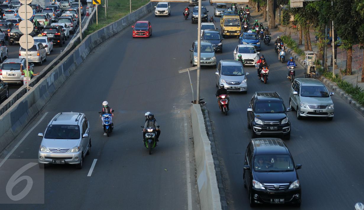 Pengendara motor masuk ke ruas Jalan Layang Non Tol Kampung Melayu arah Tanah Abang, Jakarta, Kamis (28/7). Meski sudah dipasang rambu dilarang melintas, pengendara motor nekat melintasi JLNT Kampung Melayu-Tanah Abang (Liputan6.com/Helmi Fithriansyah)