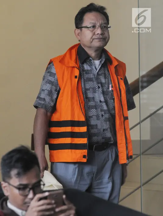 Tahan Manahan Panggabean usai menandatangani surat perpanjangan penahanan di KPK, Jakarta, Kamis (30/8). Tahan Manahan ditahan terkait suap Pengesahan Perubahan APBD 2013, 2014 dan 2015 mantan Gubernur Sumut Gatot Pujo Nugroho. (Merdeka.com/Dwi Narwoko)