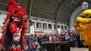 Penumpang menyaksikan pertunjukan Barongsai di stasiun Jakarta-Kota, Selasa (5/2). Di Tahun Baru Imlek ini PT KAI menghadirkan hiburan Barongsai serta meluncurkan KMT tematik dan pemberian fortune cookies bagi pengguna jasa KRL. (Liputan6.com/Johan Tallo)