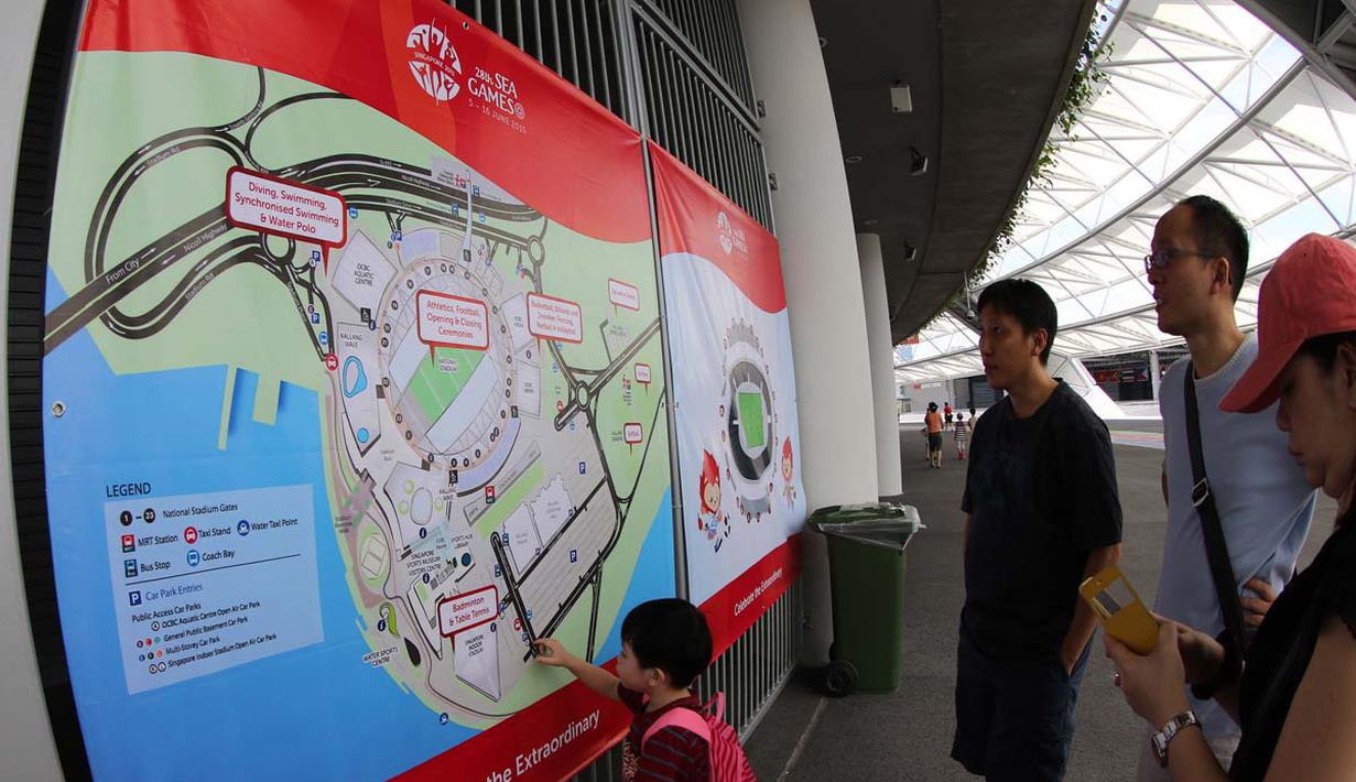 Pengunjung mengamati peta Stadion Nasional Singapura. (Bola.com/Arief Bagus)